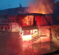 Amasya'da iki katlı ahşap ev yanarak kullanılamaz hale geldi