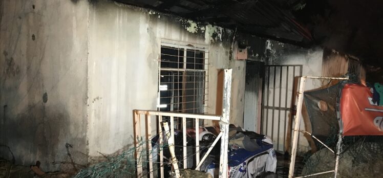 Antalya'daki ev yangınında bir kişi dumandan etkilendi