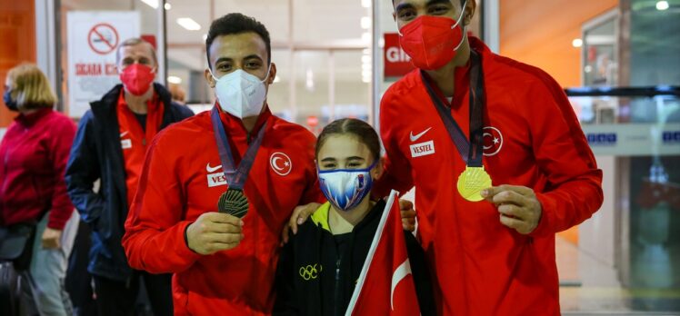 Avrupa Artistik Cimnastik Şampiyonası'nda mücadele eden milli sporcular, İzmir'e geldi