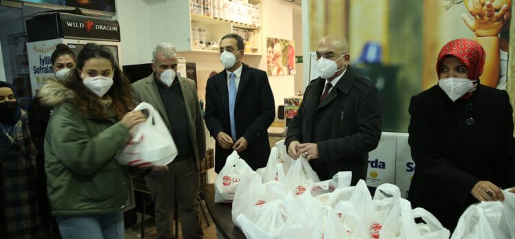 Avusturya'da Türk yardım kuruluşu öğrencilere iftar paketi dağıtıyor