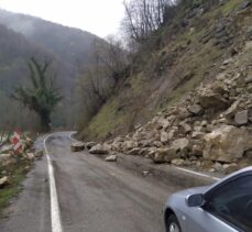 Bartın'da heyelan kara yolunda ulaşımın aksamasına neden oldu