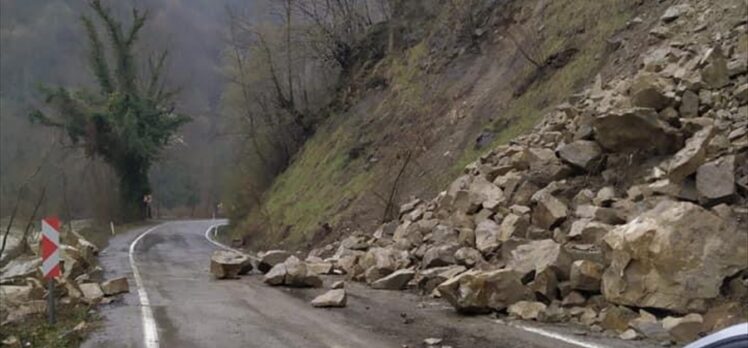 Bartın'da heyelan kara yolunda ulaşımın aksamasına neden oldu