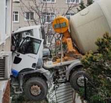 Beşiktaş'ta beton mikseri 7 katlı binaya çarptı