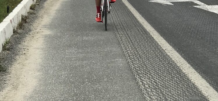 Bisiklet sevgisi için yüzlerce kilometre pedal çevirdi, gittiği şehirlerde camilerde konakladı