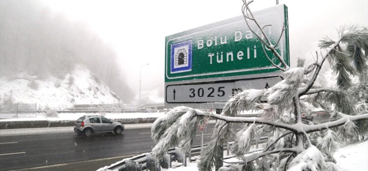 Bolu Dağı'nda kar yağışı etkili oluyor