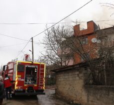 Bolu'da iki katlı evde çıkan yangında hasar meydana geldi