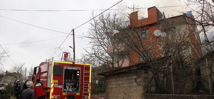 Bolu'da iki katlı evde çıkan yangında hasar meydana geldi