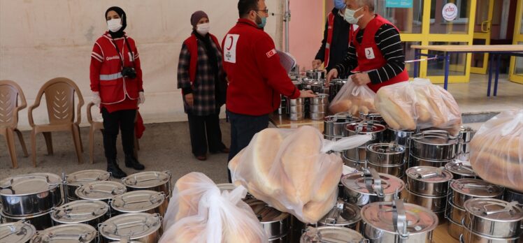 Bolu'da Türk Kızılay gönüllüsü öğretmenler ihtiyaç sahibi 750 kişiye iftar yemeği dağıttı