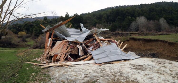 Bolu'da Yedigöller yolu üzerindeki kaçak yapıların yıkımına başlandı