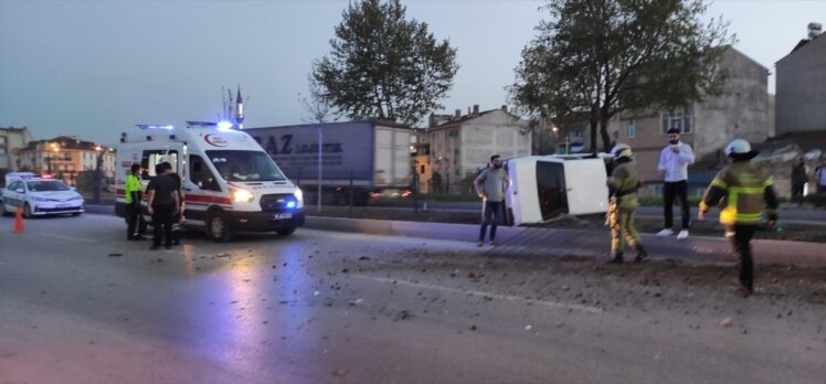 Bursa'da devrilen otomobildeki 2 kişi yaralandı