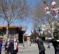 CHP'li TBMM Milli Eğitim Komisyonu üyeleri, Birinci Meclis önünde gökyüzüne balon bıraktı