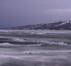 Çıldır Gölü'nü kaplayan buz, bahar mevsimiyle erimeye başladı