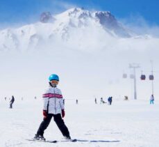 Erciyes'te kayak keyfi nisanda da sürüyor