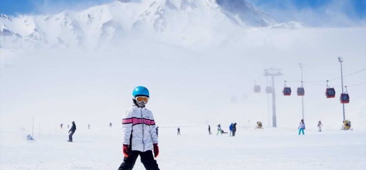 Erciyes'te kayak keyfi nisanda da sürüyor