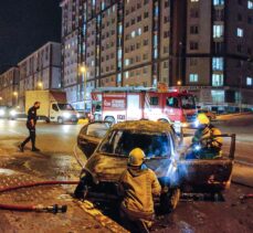 Esenyurt'ta seyir halindeki otomobilde çıkan yangın söndürüldü