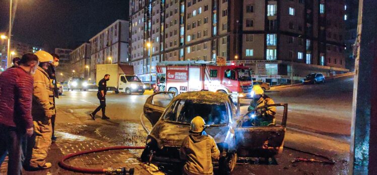 Esenyurt'ta seyir halindeki otomobilde çıkan yangın söndürüldü