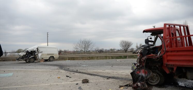 Eskişehir'de minibüs ile kamyonet çarpıştı: 7 yaralı