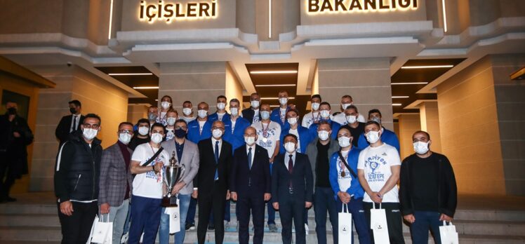 İçişleri Bakanı Soylu, Yeni Kızıltepe Spor ile Cizre Belediyesi voleybol takımlarını kabul etti