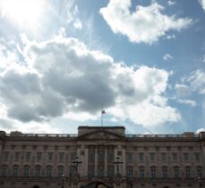 İngiltere'de halk Prens Philip'i anmak için Buckingham Sarayı önünde toplanıyor