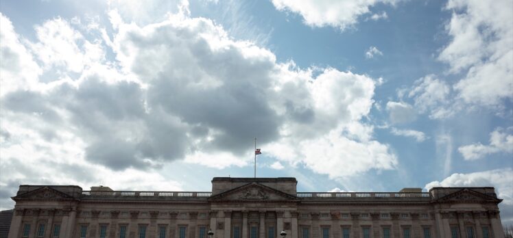 İngiltere'de halk Prens Philip'i anmak için Buckingham Sarayı önünde toplanıyor