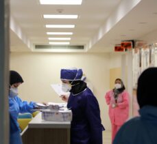 İran'da salgının 4. dalgasında hastanelerde yer kalmayınca hükümet ilave yatak için bütçe ayırdı
