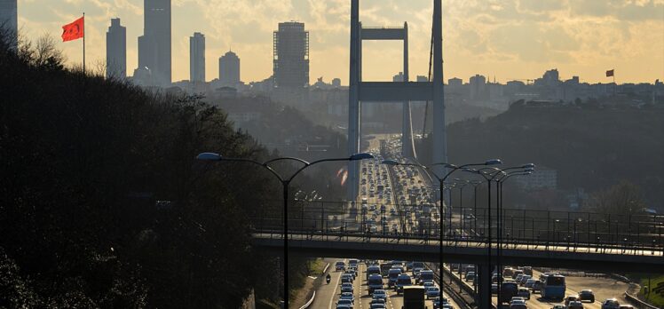 İstanbul'da sokağa çıkma kısıtlaması öncesinde trafik yoğunluğu yaşanıyor