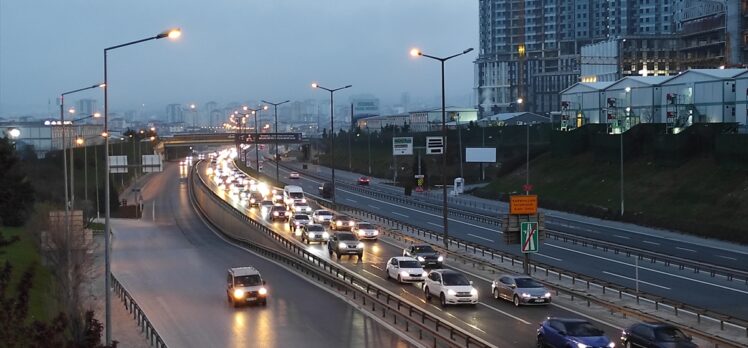 İstanbul'da, “tam kapanma” öncesinde şehir dışına çıkmak isteyenler nedeniyle trafik yoğunlaştı