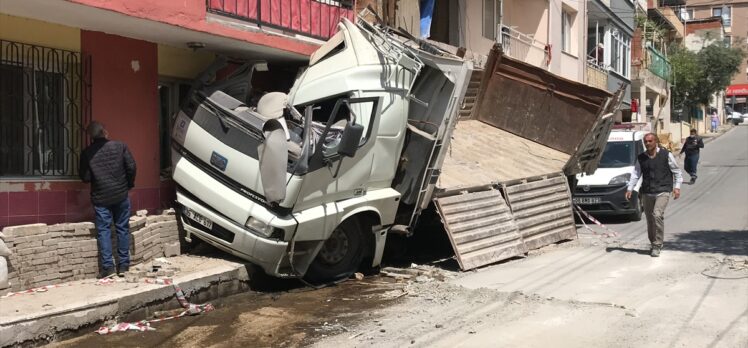 İzmir'de bir deponun ardından da apartmanın duvarına çarpan kamyonun şoförü yaralandı