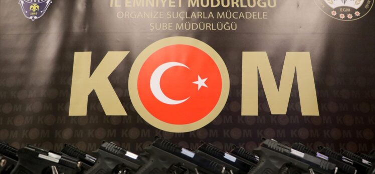 İzmir'de bir kamyonette 60 tabanca ele geçirildi, 4 şüpheli gözaltına alındı