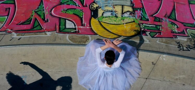 İzmir'de dansçılar meydanları sahneye dönüştürdü