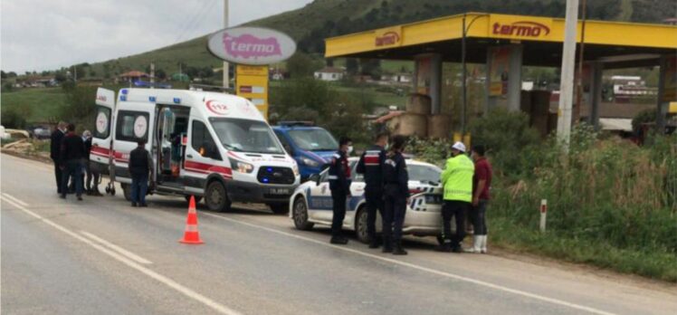 İzmir'de yanından geçtiği aracın aynası başına çarpınca düşen yaya hayatını kaybetti