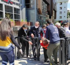 Kadıköy'de çatı katındaki dairede çıkan yangında 3 kişi yaralandı