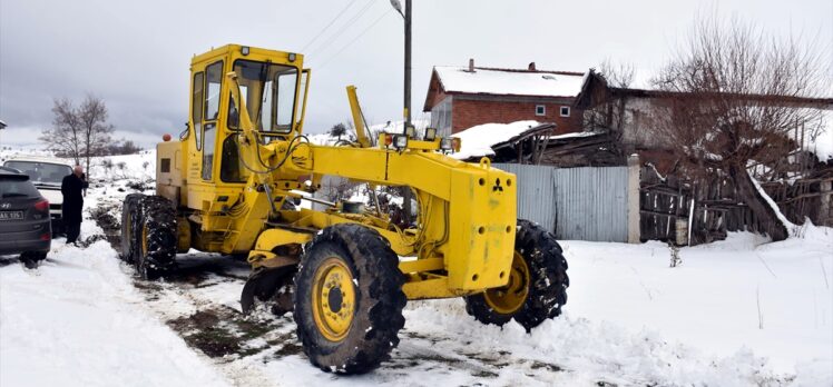 Karabük ve Düzce'de kardan kapanan 62 köy yolu açıldı