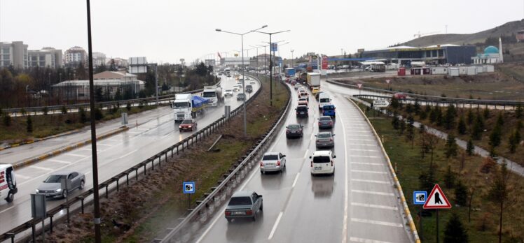 Kırıkkale-Ankara kara yolunda sokağa çıkma kısıtlaması öncesi yoğunluk yaşanıyor