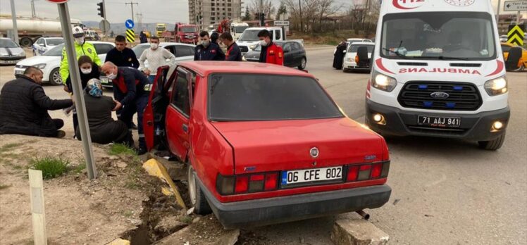 Kırıkkale'de 2 kişinin yaralandığı trafik kazası güvenlik kamerasına yansıdı