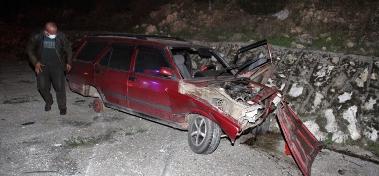 Manisa'da bir tekerinin kopması sonucu şarampole devrilen otomobilin sürücüsü ağır yaralandı