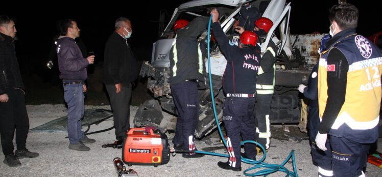 Manisa'da tıra çarpan kamyonet sürücüsü yaralandı