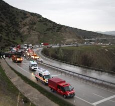 Manisa'da zift yüklü tanker devrildi: 1 ölü, 1 yaralı