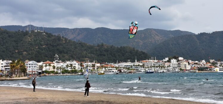 Marmaris'te adrenalin tutkunlarının keşişlemede sörf keyfi