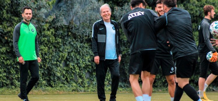 Mustafa Denizli, Altay'da ilk antrenmanına çıktı