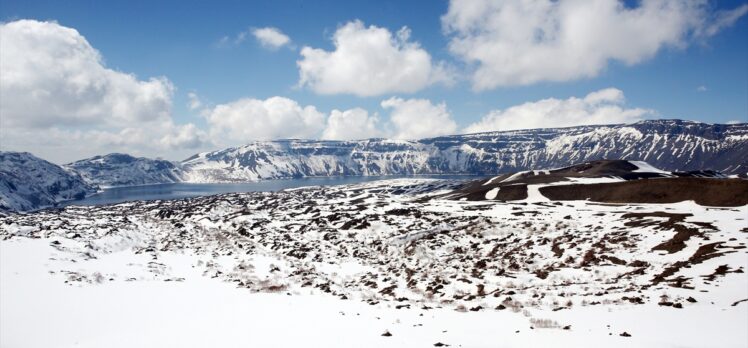 Nemrut Krater Gölü karlı görüntüsüyle de etkileyici