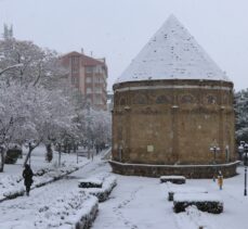 Kayseri, Sivas, Nevşehir, Yozgat ve Niğde'de kar yağışı etkili oluyor