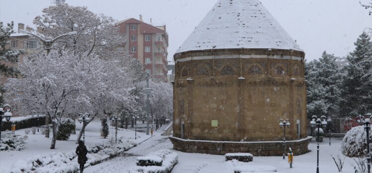 Kayseri, Sivas, Nevşehir, Yozgat ve Niğde'de kar yağışı etkili oluyor