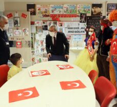 Sağlık çalışanları, masal kahramanı ve palyaço kostümleriyle tedavi gören çocuklara bayram sürprizi yaptı