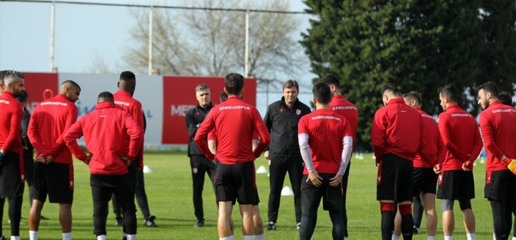 Samsunspor Teknik Direktörü Sağlam, 19 yaş altı takımı oyuncularıyla sahaya çıkan ekiplere tepki gösterdi