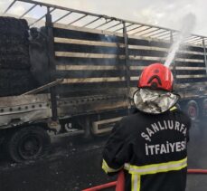 Şanlıurfa'da alev alan kağıt yüklü tır yandı