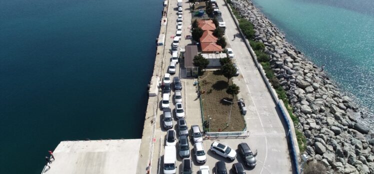 “Tam kapanma” tedbirleri öncesi Gökçeada'ya ulaşımın sağlandığı Kabatepe İskelesi'nde yoğunluk başladı