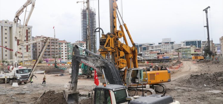 TOKİ Başkanı Ömer Bulut, İzmir'de depremzedeler için yapılan konut inşaatlarını inceledi