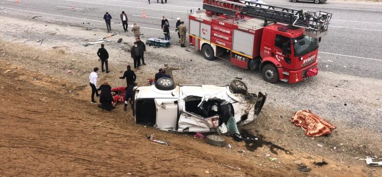 Van'da kamyonet devrildi: 2 ölü, 3 yaralı