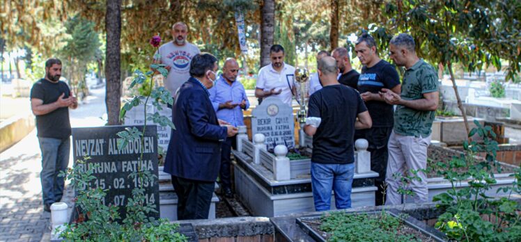 Adana Demirspor yönetimi, eski başkanlardan Bekir Çınar'ın mezarını şampiyonluk kupasıyla ziyaret etti